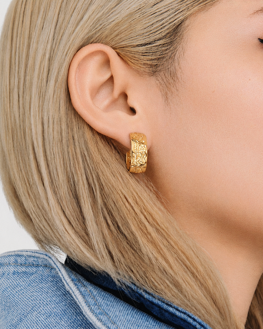 Gold hoop earrings, engraved floral hoop earrings, chunky gold hoops, vintage inspired earrings, wide hoop earrings, statement gold jewelry, botanical earrings, everyday gold earrings, elegant jewelry gift for women.
