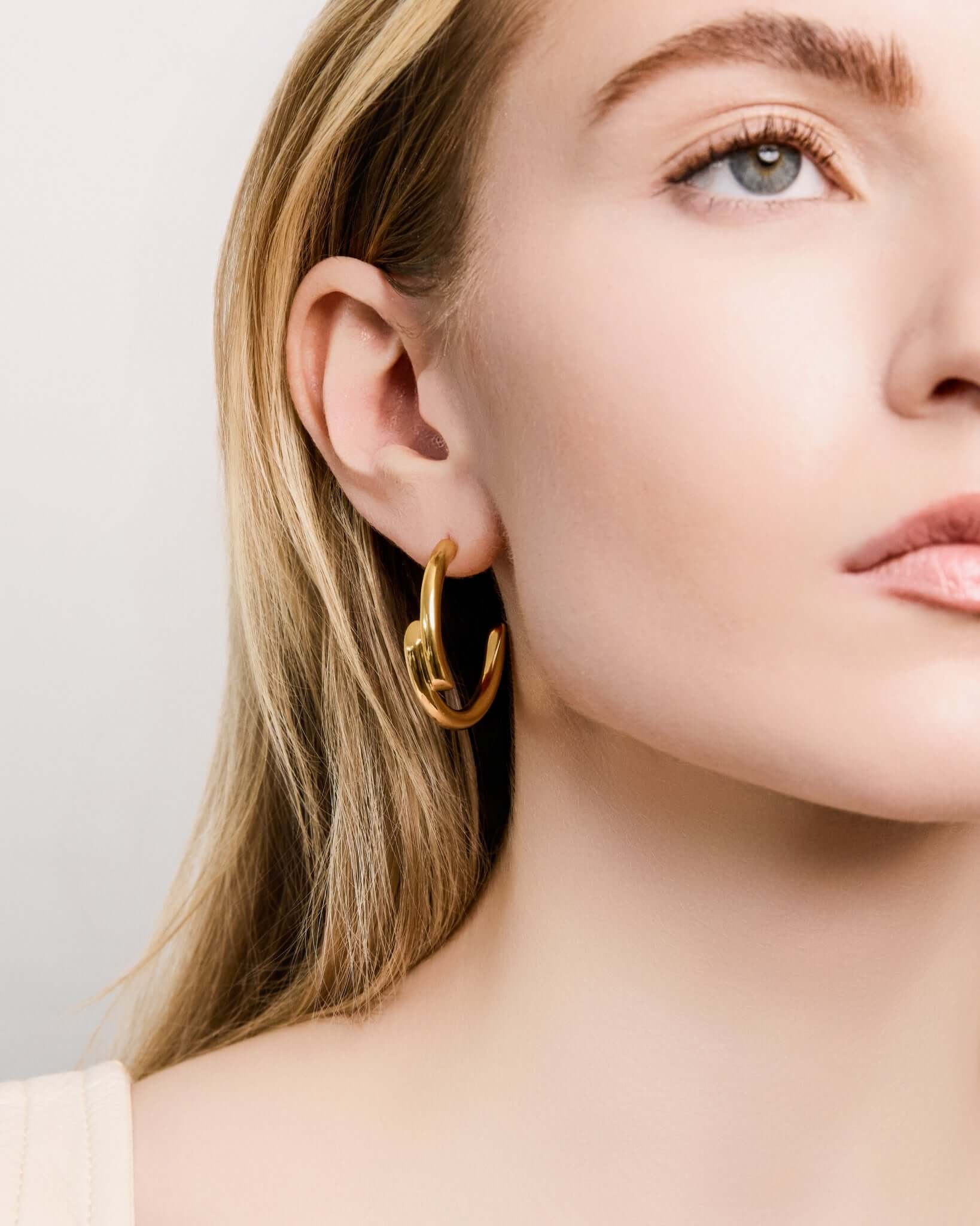 Chunky hoop earrings in gold or silver finish, bold minimalist hoop earrings for women, modern statement jewelry, thick stainless steel hoops for everyday wear, trendy elegant earrings for casual, work, or evening style
