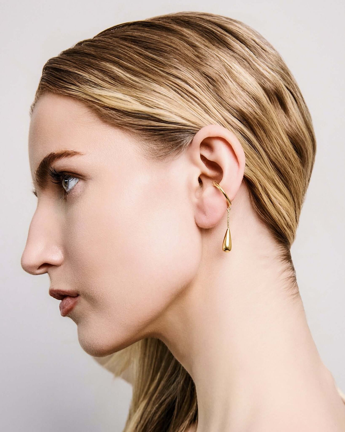Drop dangle ear cuff in gold or silver finish, minimalist no piercing ear cuff with dangling teardrop charm, modern statement ear jewelry for women, elegant chain drop ear wrap, trendy everyday or evening ear cuff styling