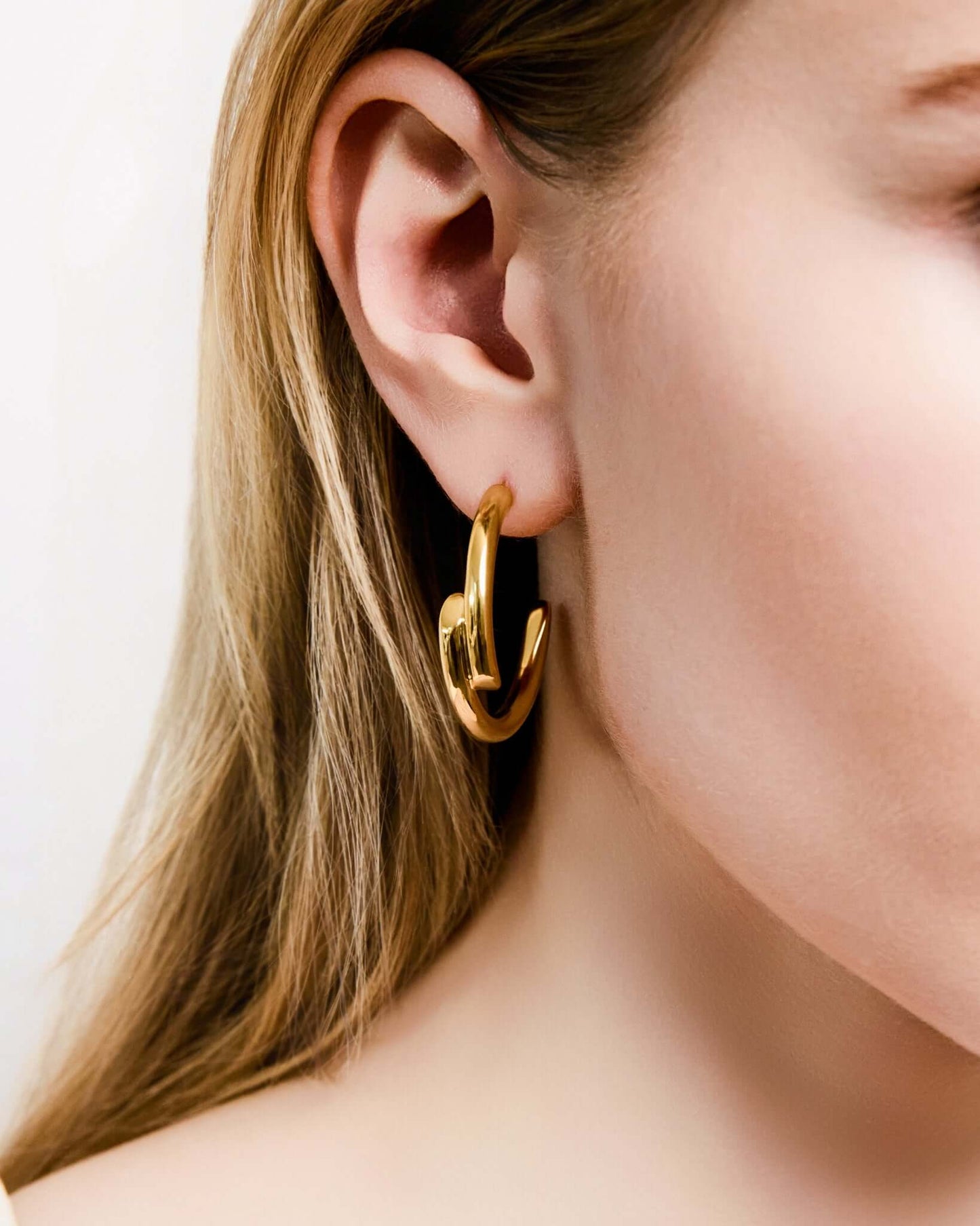 Chunky hoop earrings in gold or silver finish, bold minimalist hoop earrings for women, modern statement jewelry, thick stainless steel hoops for everyday wear, trendy elegant earrings for casual, work, or evening style