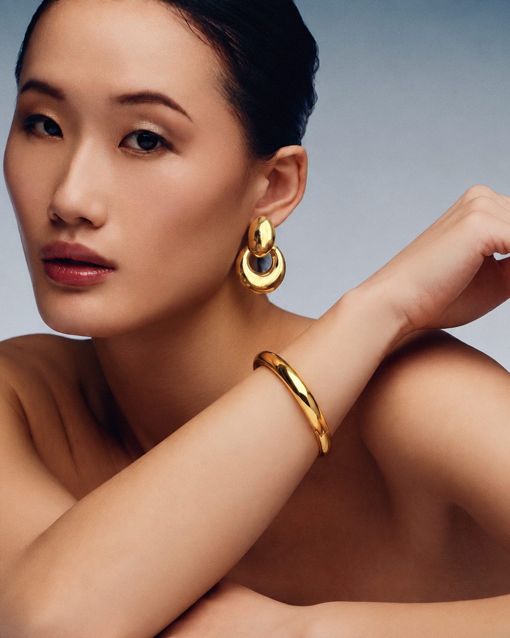 Chunky oval drop earrings in gold and silver, polished statement earrings with a sculptural open hoop design, modern bold jewelry by RRule