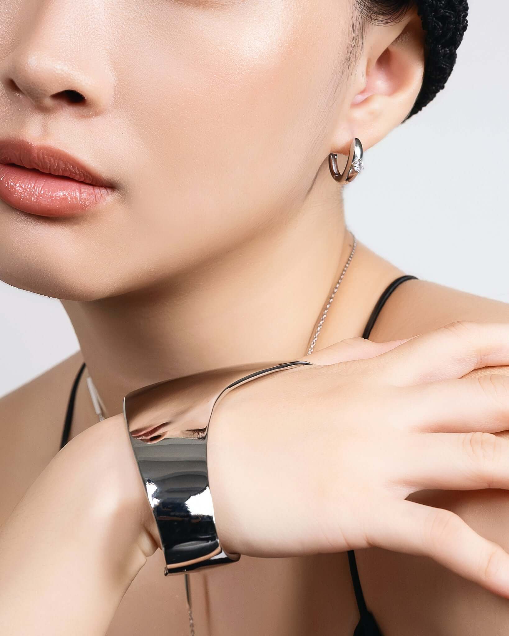 Sculptural palm bracelet cuff in gold or silver finish, modern statement cuff bracelet for women, bold open wrist cuff jewelry, minimalist sculptural arm bracelet, elegant contemporary accessory for everyday or special occasion styling
