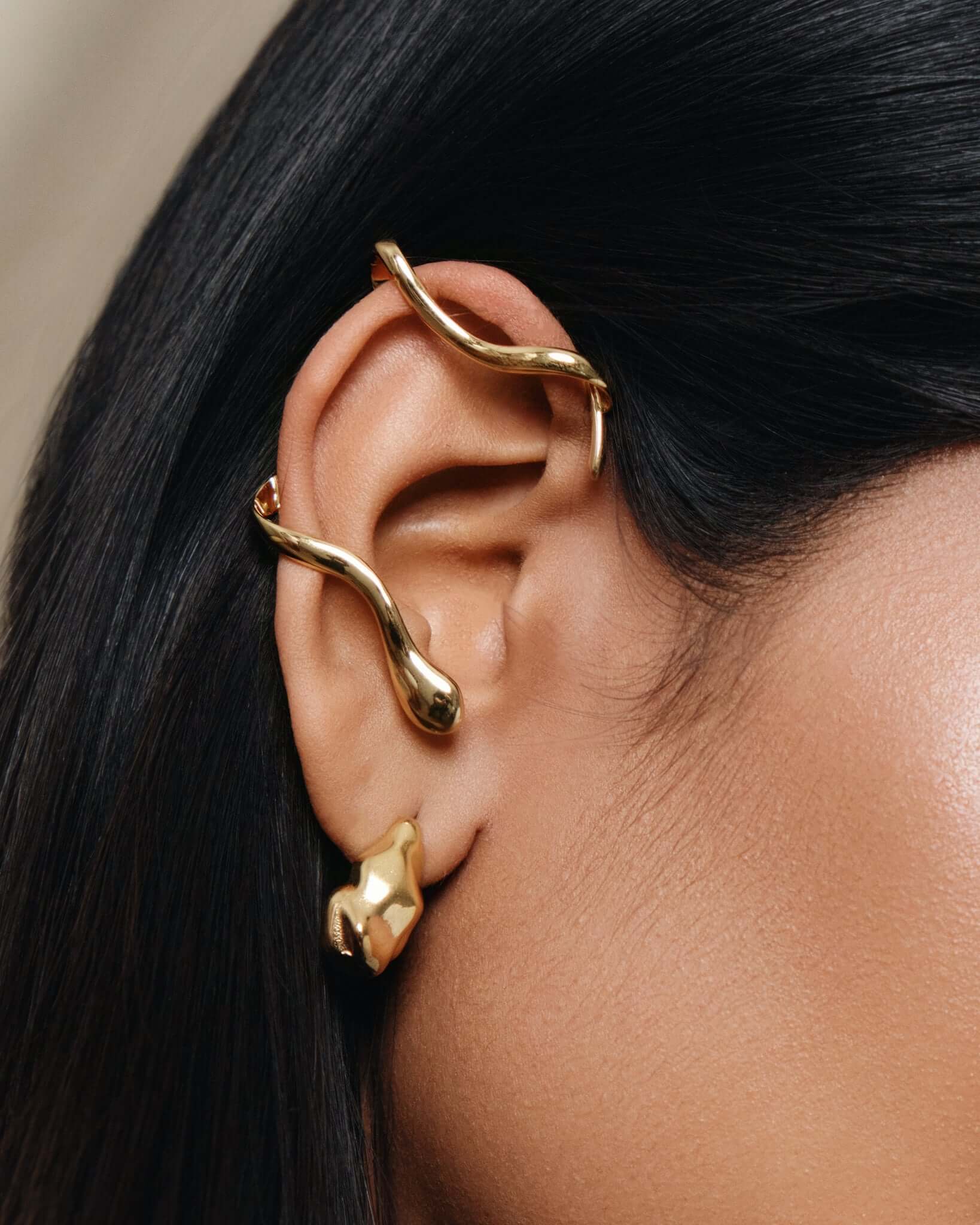Oversized sculptural ear cuff with organic wave design, no-pierce minimalist ear cuff, wavy helix ear accessory