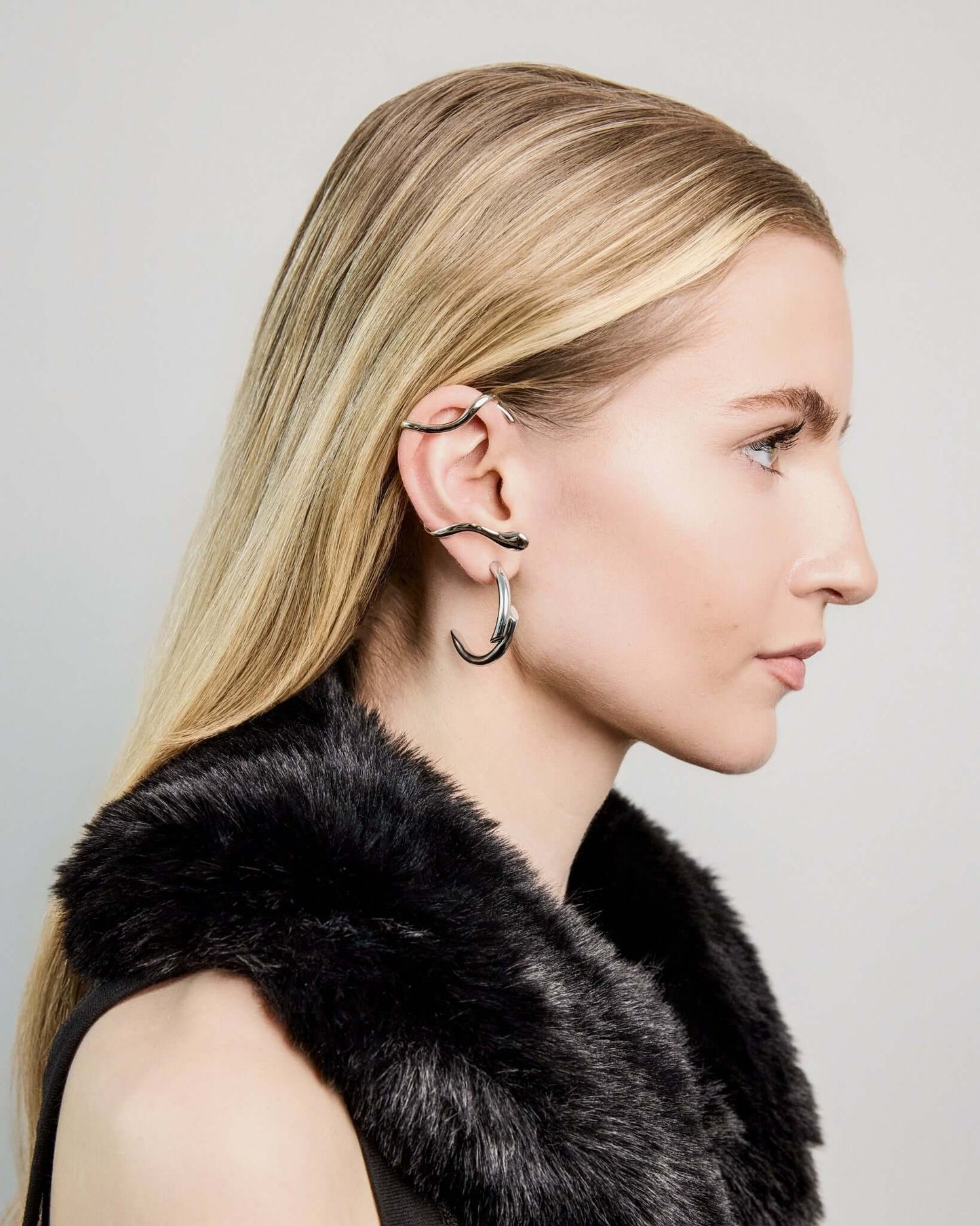 Chunky hoop earrings in gold or silver finish, bold minimalist hoop earrings for women, modern statement jewelry, thick stainless steel hoops for everyday wear, trendy elegant earrings for casual, work, or evening style