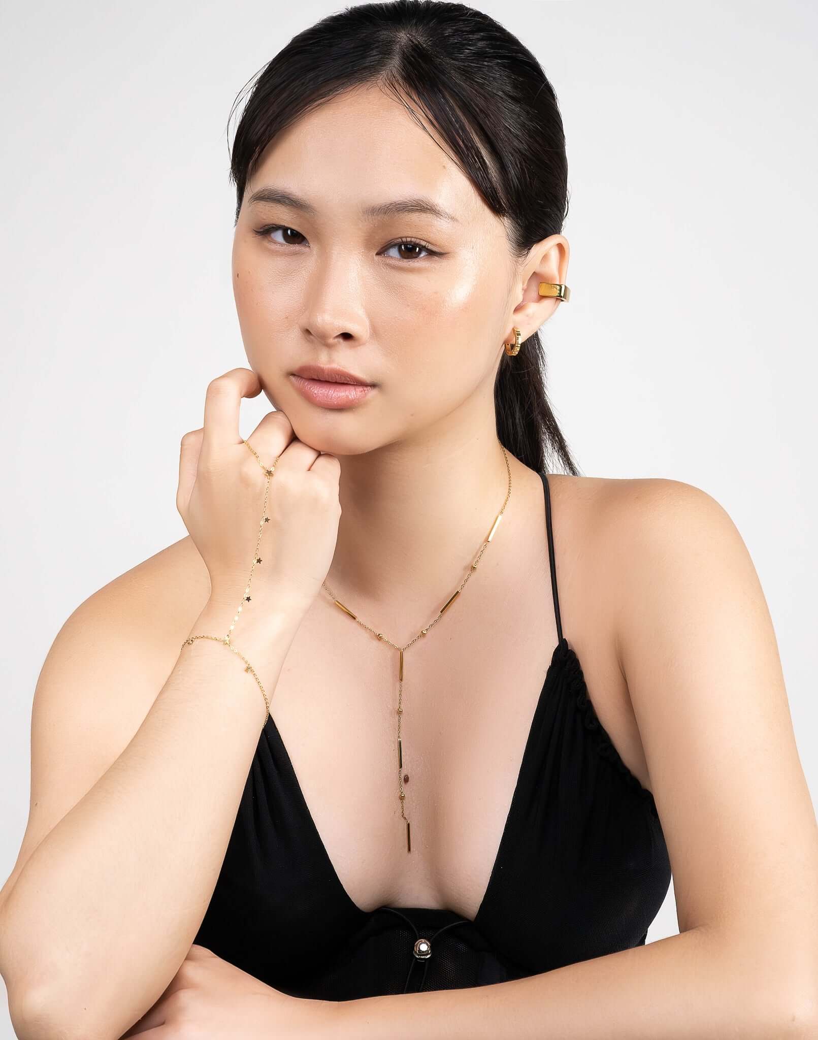 Minimalist square ear cuff in gold or silver finish, chunky geometric no piercing ear cuff for women, modern statement ear wrap, sleek contemporary ear jewelry, bold everyday ear cuff for stacked or solo styling