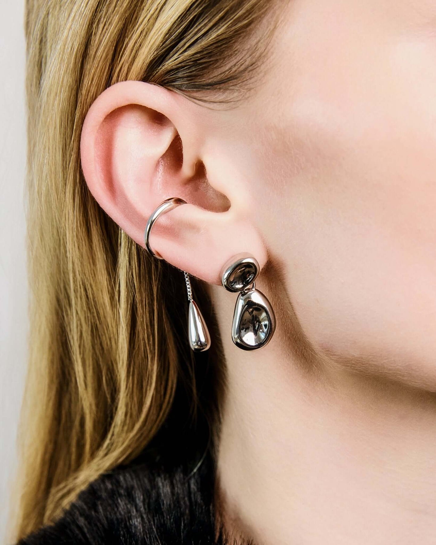 Drop dangle ear cuff in gold or silver finish, minimalist no piercing ear cuff with dangling teardrop charm, modern statement ear jewelry for women, elegant chain drop ear wrap, trendy everyday or evening ear cuff styling