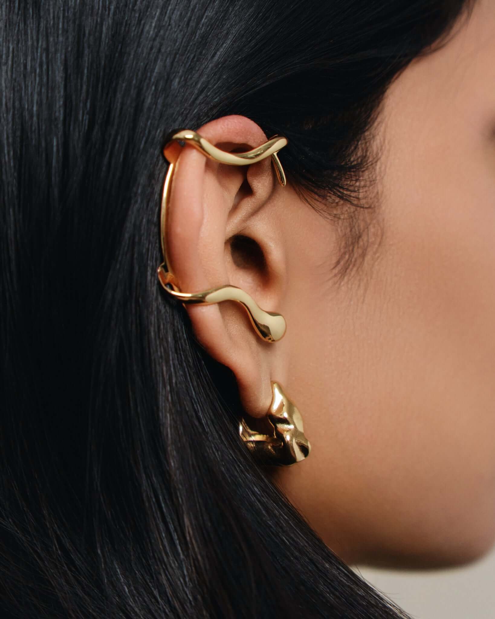 Oversized sculptural ear cuff with organic wave design, no-pierce minimalist ear cuff, wavy helix ear accessory