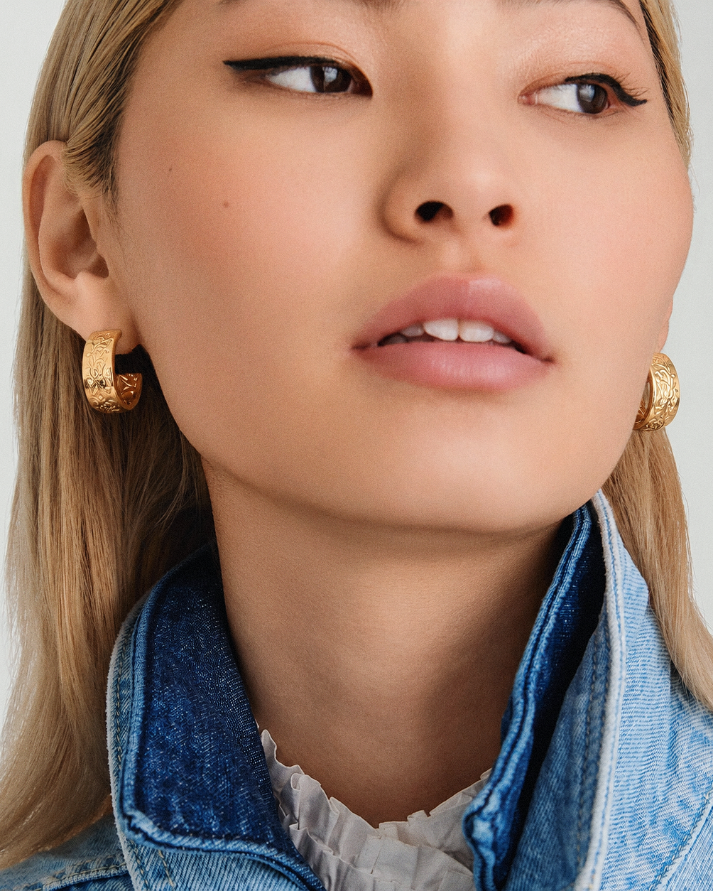 Gold hoop earrings, engraved floral hoop earrings, chunky gold hoops, vintage inspired earrings, wide hoop earrings, statement gold jewelry, botanical earrings, everyday gold earrings, elegant jewelry gift for women.