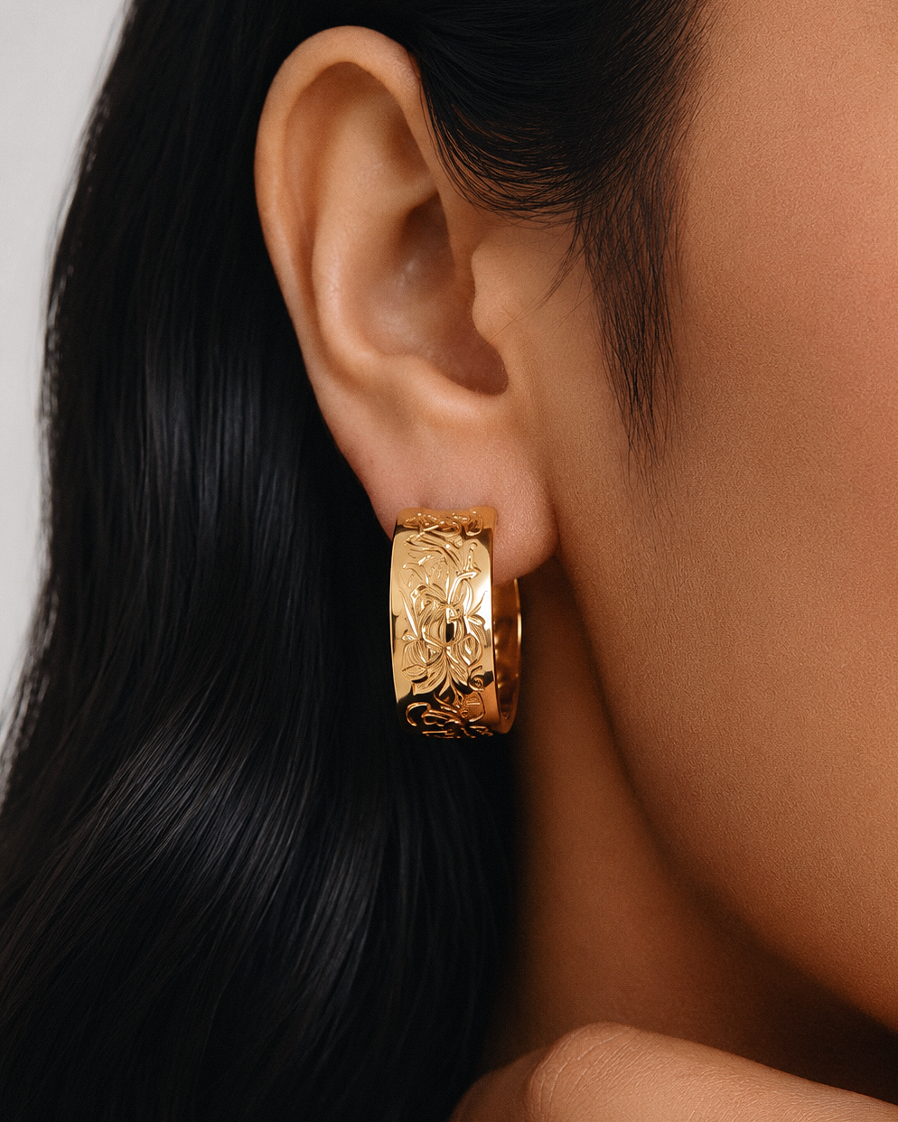 Gold hoop earrings, engraved floral hoop earrings, chunky gold hoops, vintage inspired earrings, wide hoop earrings, statement gold jewelry, botanical earrings, everyday gold earrings, elegant jewelry gift for women.